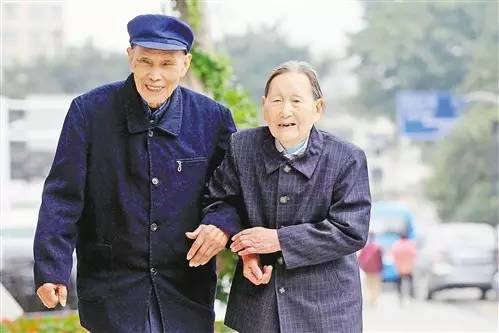 出租屋內,兩男一女,震撼億萬人!