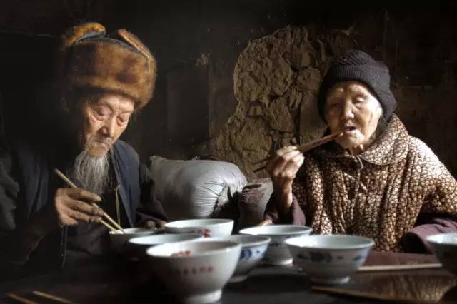 出租屋內,兩男一女,震撼億萬人!