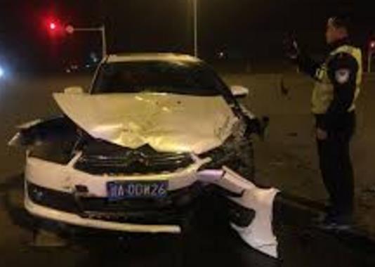 他和老闆出車禍,他守著老闆不肯離去!18天後老闆醒來時,他打開老闆的包後大家才恍然大悟