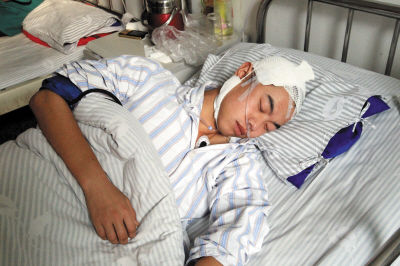 他和老闆出車禍,他守著老闆不肯離去!18天後老闆醒來時,他打開老闆的包後大家才恍然大悟