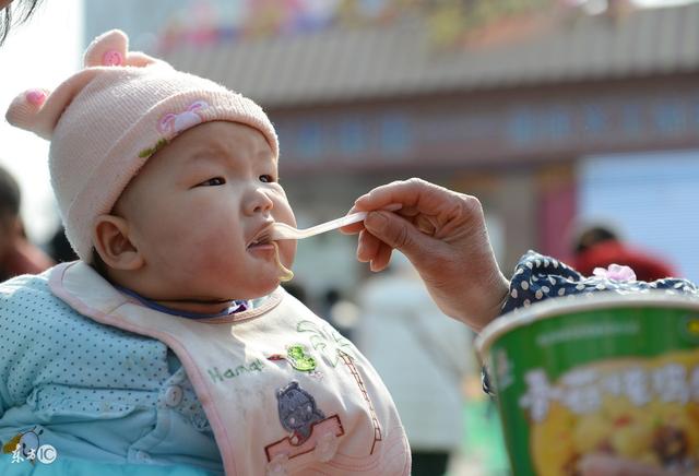 親媽帶孩子我給一千五費用,看到她對孩子的方式,我心寒了