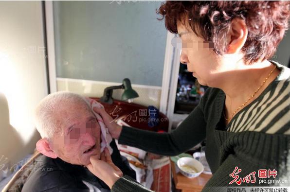 母親去世後三年,58歲父親娶了28歲的美貌繼母,對她很是上心!沒想到父親去世那晚她竟然偷跑到我的房間要我做「這件事」..