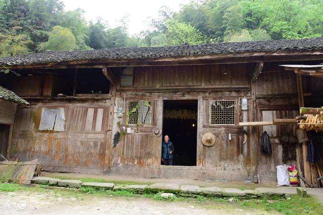 結婚兩年都沒見過公婆 有一天偷偷跟著老公 見一畫面 嚇得我腿軟