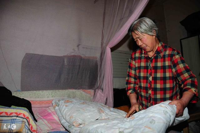 結婚兩年都沒見過公婆 有一天偷偷跟著老公 見一畫面 嚇得我腿軟