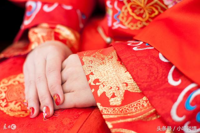 前妻再婚,我在酒店外站了一天,收到她的8字信息,我差點哭出聲
