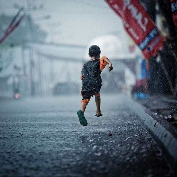 据说在雨中快跑,可以减少雨水的接触面,不容易淋湿.