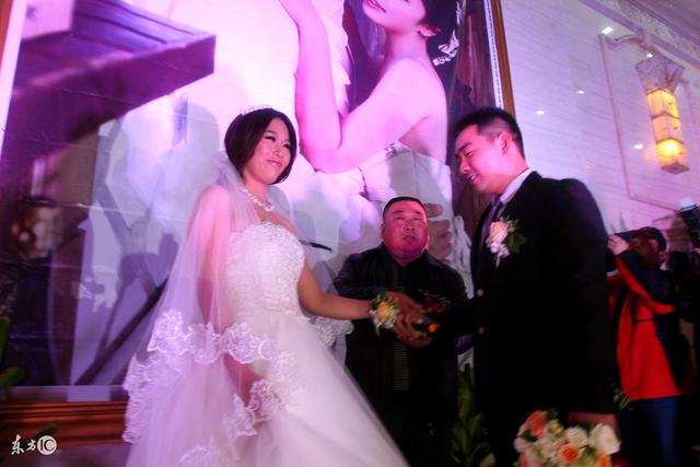 男友結婚,新娘不是我,我的一番致辭引起台下炸開了鍋,眾人搖著頭散去。