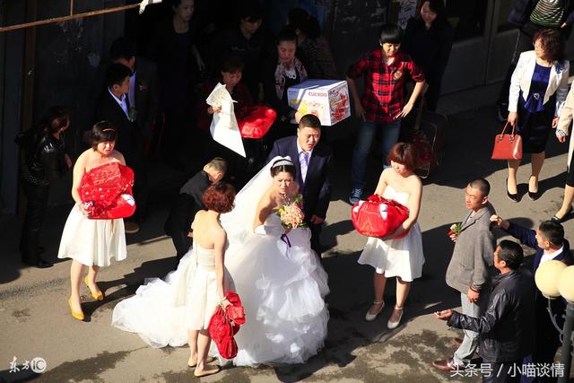 妹妹出車禍去世,沒多久妹夫再娶,婚禮當天看到新娘,「我把紅包變成一把刀」