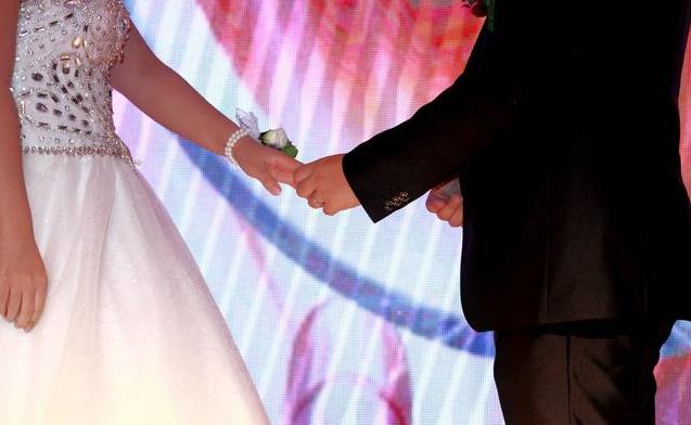 男孩追了她三年,她愛答不理,突然男孩要結婚,看到新娘後,她卻哭了