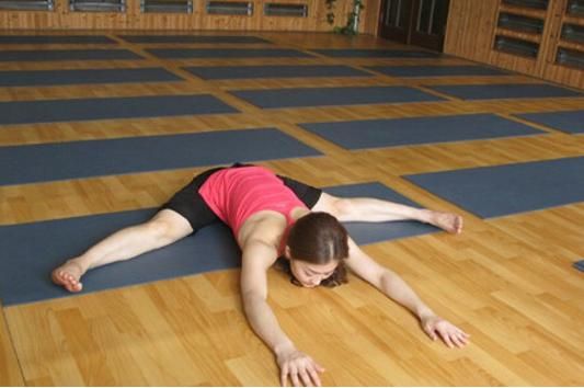  睡前跟著做這7個輕鬆瑜珈動作，能有效幫你「消除小腹」和「改善失眠」！
