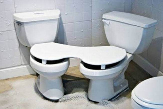 ▼双人厕所 对於那些热恋中的连体情侣来说,简直太棒了!