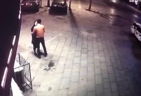 監視器拍到情侶街頭吵架,本以為要和好,接下來男子的動作讓人憤怒!太無恥了!