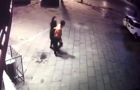 監視器拍到情侶街頭吵架,本以為要和好,接下來男子的動作讓人憤怒!太無恥了!
