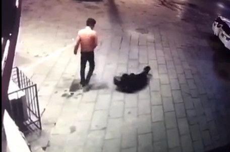 監視器拍到情侶街頭吵架,本以為要和好,接下來男子的動作讓人憤怒!太無恥了!