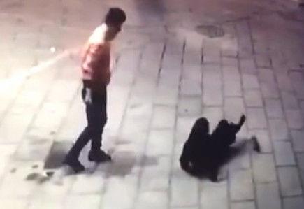 監視器拍到情侶街頭吵架,本以為要和好,接下來男子的動作讓人憤怒!太無恥了!
