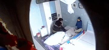 2周歲兒子淩晨總是驚醒哭鬧,爸媽看到監控後,當場崩潰暈厥過去