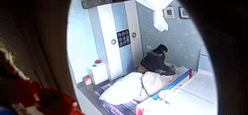 2周歲兒子淩晨總是驚醒哭鬧,爸媽看到監控後,當場崩潰暈厥過去