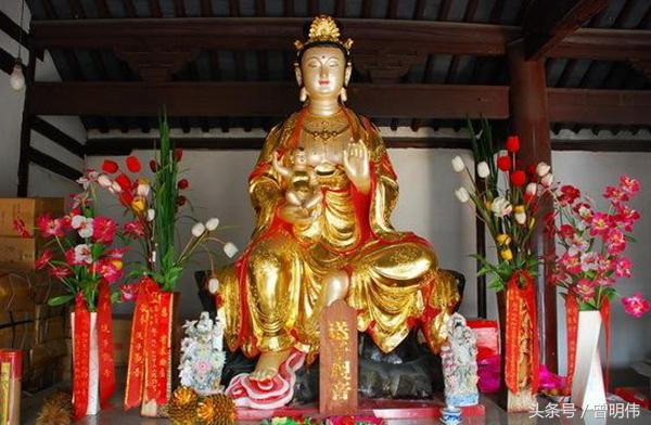年輕夫妻送子廟拜送子娘娘,撿一嬰兒,十八年後,來了貴人相認