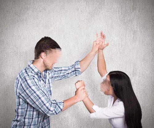 前妻患子宮癌,我拿五萬去探望,門口看見一個人,嚇得我轉身就跑