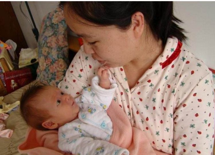我生女兒婆婆逼我離婚,老公拿出一雙鞋,婆婆癱坐在地