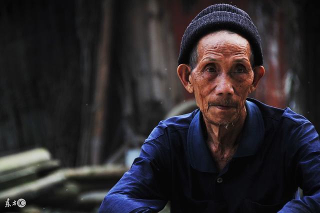 兒子請了8個保姆,都被父親打跑了,臨死前說一話,讓他痛哭流涕!