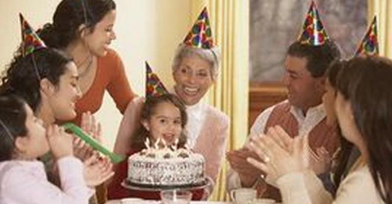 孫女的生日婆婆逮了2隻母雞、挑選了一些青菜參加孫女生日宴,兒媳對她「冷嘲熱諷」,孫女「一句話」讓母親羞得無地自容!