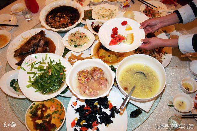 在婆婆家吃飯時婆婆一句話她怒掀桌子,回家後丈夫下跪求她原諒