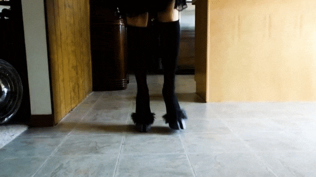 3 gif pagespeed ce q35qwn6m l - 「馬蹄高跟鞋」席捲歐美時尚圈,這一波潮流我就先不跟了⋯