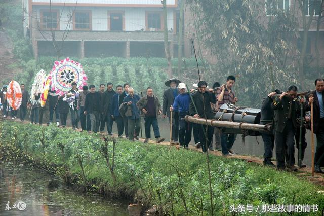 母親死後,女婿大葬兒子卻不來,看到墓碑上三個字才知女婿來報恩