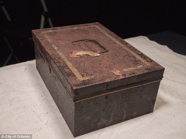 工人搬動雕像發現百年前「神秘盒子」！打開一看…超珍貴寶物政府也不敢輕視！