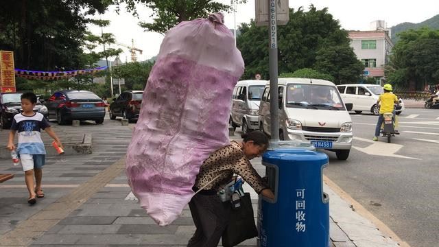 拾荒老婦撿到金手鐲,待在原地苦等失主兩天,想不到失主一現身讓兩人愣住了!