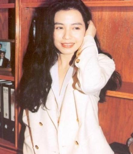 婚後13天老公意外死亡,她被罵是克夫女,在丈夫葬禮上出嫁