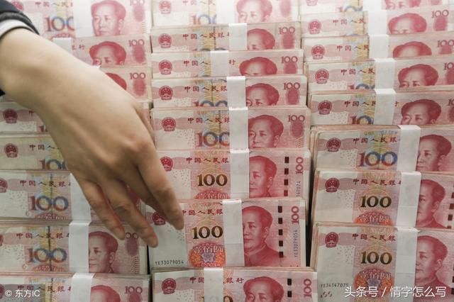 我離婚得100萬財產,爸媽笑得合不攏嘴,我扔菜碗砸到嫂子臉上