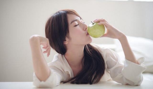 情人懷孕我離婚娶她,兩年後收到前妻的快遞,看完我怒打情人離婚