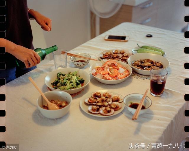 年夜飯時老公不吃飯,隔天就要回老家,我偷跟過去才知道原因