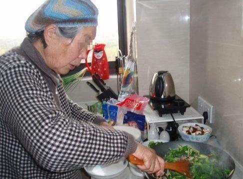 兒子過年給母親匯了5000元錢,母親看到匯款,知道大事不好報了警