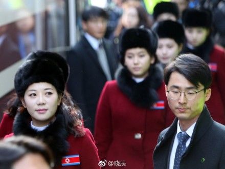 睽違12年!北韓「美女啦啦隊」抵韓,團員個個高挑超吸睛,加油團超詭異!動作表情全一致…讓全場看傻眼