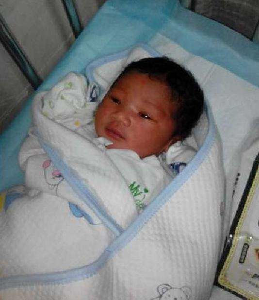 她為了生混血寶寶「決定嫁黑人」,沒想到小孩一出生她瞬間崩潰‥‥網友「後悔也來不及了!」