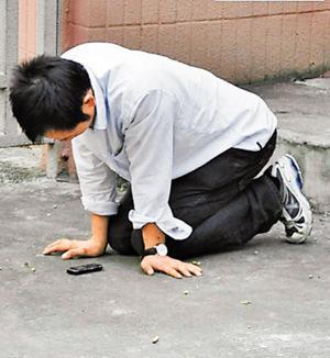 老婆一天20個快遞,我聽我媽話打她耳光,拆後我從村頭跪到村尾