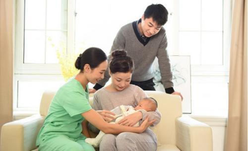 我坐月子老公給我請月嫂,半夜去嬰兒房看到孩子我連叫三聲痛哭