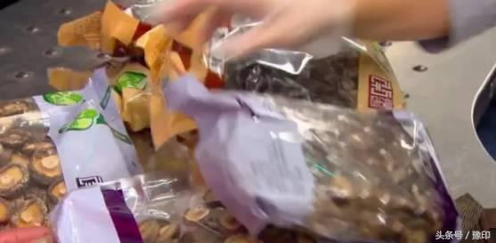 臉發燙:中國大媽過澳洲海關被攔,行李箱一開成了所有人的噩夢