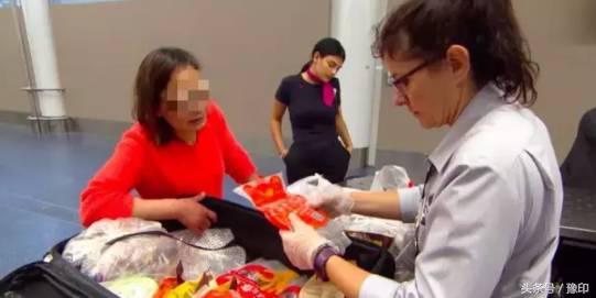 臉發燙:中國大媽過澳洲海關被攔,行李箱一開成了所有人的噩夢
