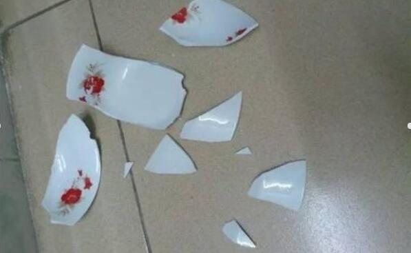 大嬸打碎飯店一隻碗經理不依不饒,來了一車人,才知大嬸身份
