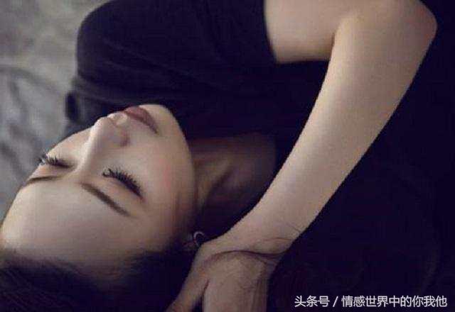 娶90後嬌妻我力不從心,無意看到床墊下壓樣東西,我嚇的臉都綠了