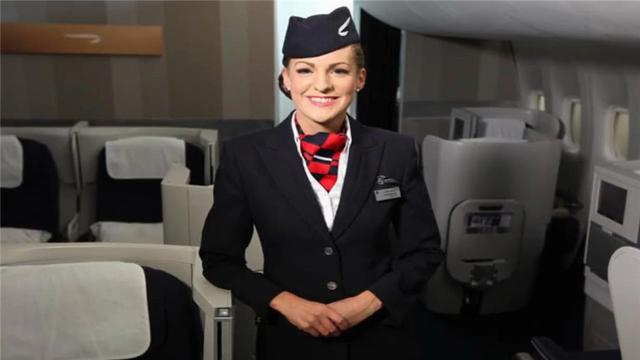 87名乘客歷經史上最恐怖航程,萬米高空飛機外突然出現詭異的一幕,窗外竟掛著一個人,最讓人意外的是那個人的身份
