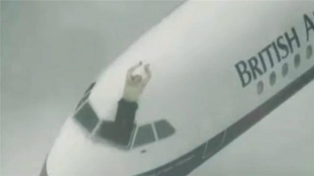 87名乘客歷經史上最恐怖航程,萬米高空飛機外突然出現詭異的一幕,窗外竟掛著一個人,最讓人意外的是那個人的身份