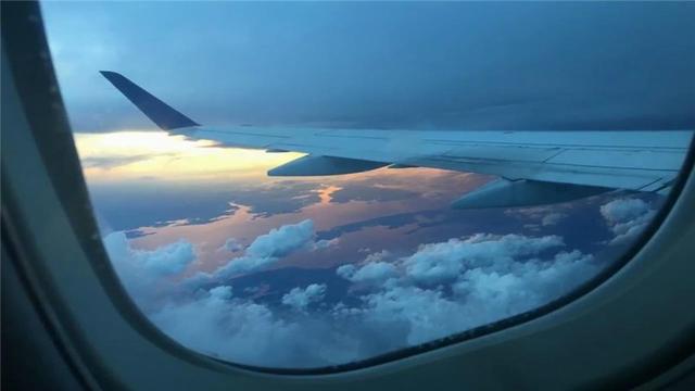 87名乘客歷經史上最恐怖航程,萬米高空飛機外突然出現詭異的一幕,窗外竟掛著一個人,最讓人意外的是那個人的身份