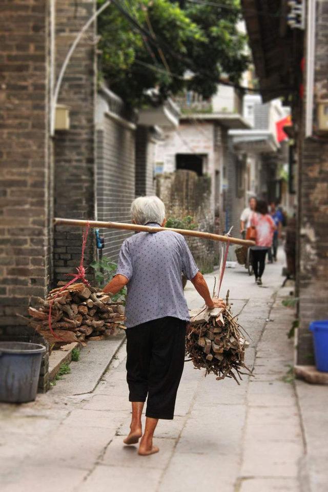 我給兒子燉雞湯,兒媳倒垃圾桶,晚上聽到他倆對話,我整晚沒睡