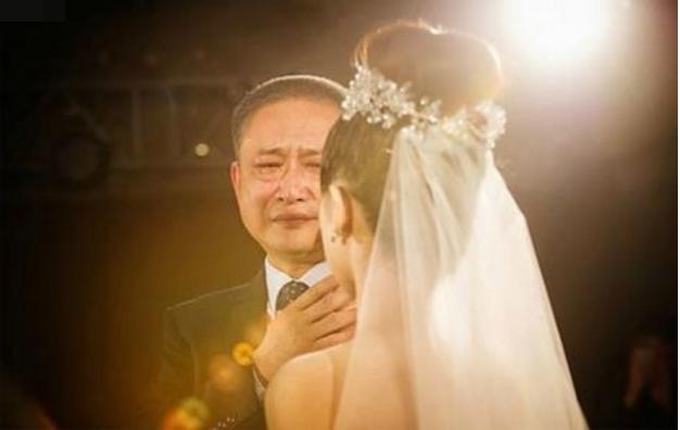 父親去世後母親再婚,出嫁前一天母親說的話,我抱著繼父泣不成聲