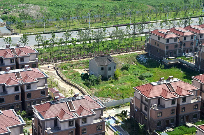 2013年7月，一位孤獨的居民在江蘇省蘇州市落戶豪華別墅